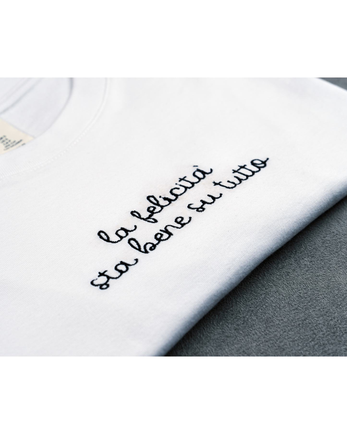 SALDI ❤️ | T-shirt “LA FELICITÀ STA BENE SU TUTTO" | Scopri la felicità à-porter | SALDI ❤️