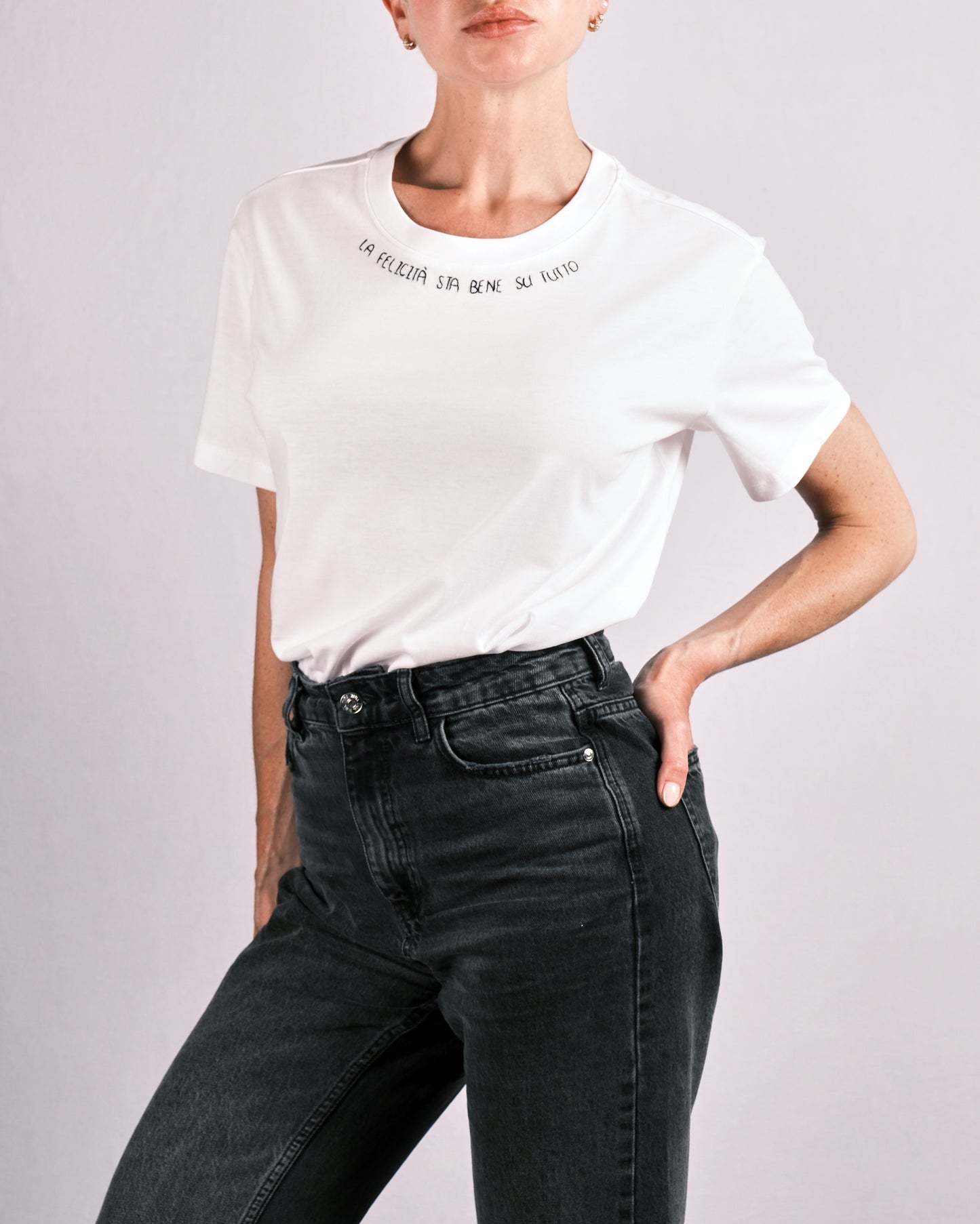 T-shirt “LA FELICITÀ STA BENE SU TUTTO" | Handmade | Scopri la felicità à-porter