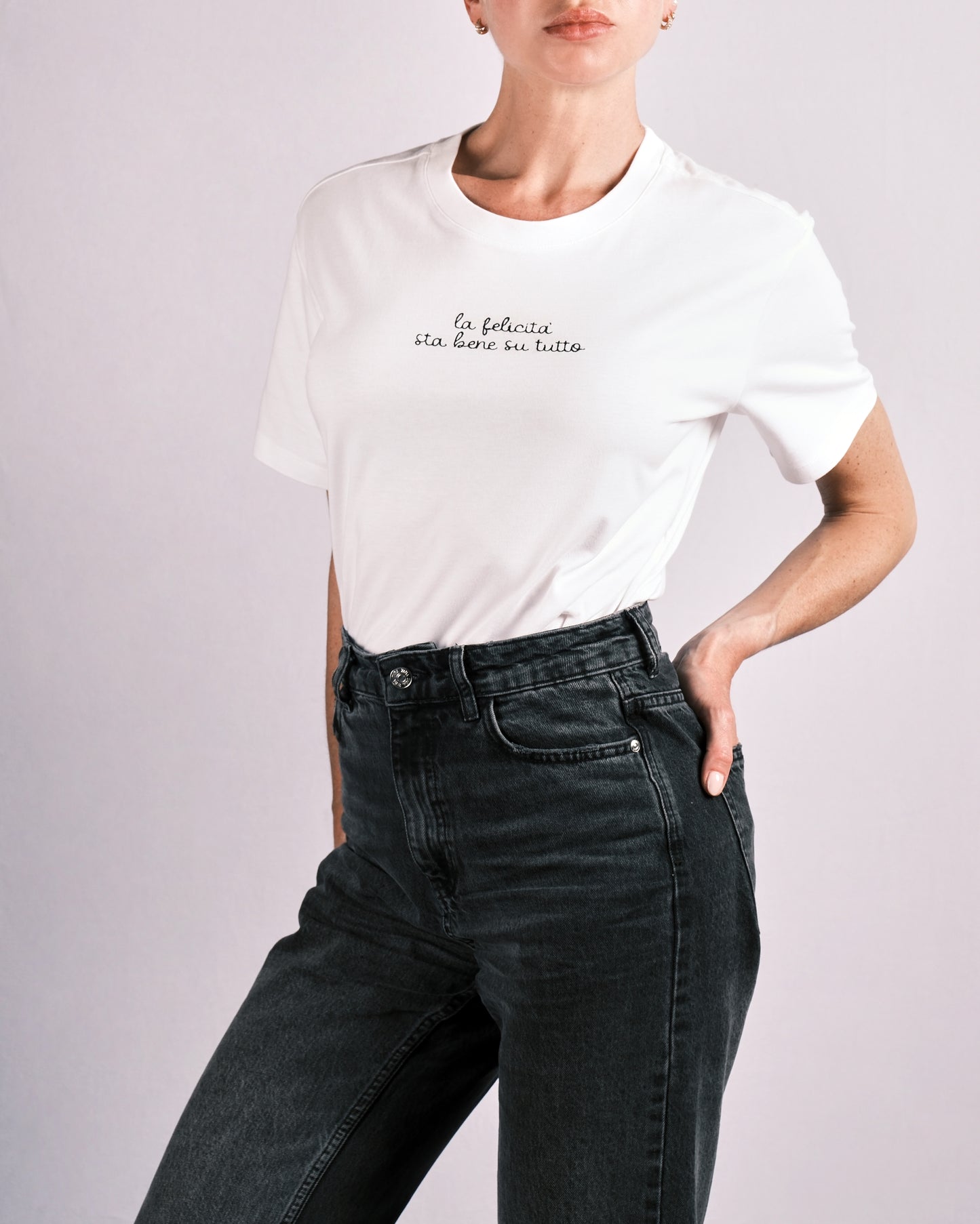 T-shirt “LA FELICITÀ STA BENE SU TUTTO" | Scopri la felicità à-porter