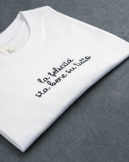 SALDI ❤️ | T-shirt “LA FELICITÀ STA BENE SU TUTTO" | Scopri la felicità à-porter | SALDI ❤️