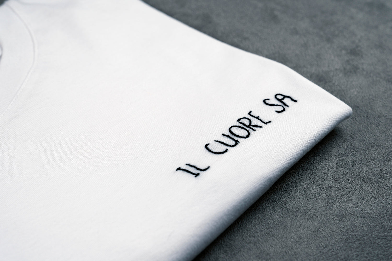 Dettaglio T-shirt “CI VUOLE CORAGGIO”, la maglietta in 100% cotone è ricamata con la scritta "ci vuole coraggio"