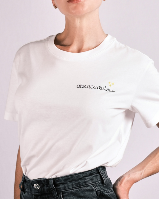 SALDI ❤️ | T-shirt “ABRACADABRA” | Scopri l’incanto delle parole