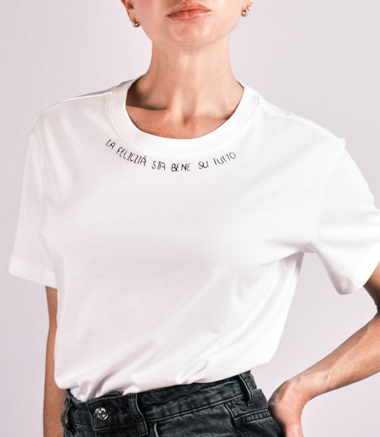 T-shirt “LA FELICITÀ STA BENE SU TUTTO" | Handmade | Scopri la felicità à-porter