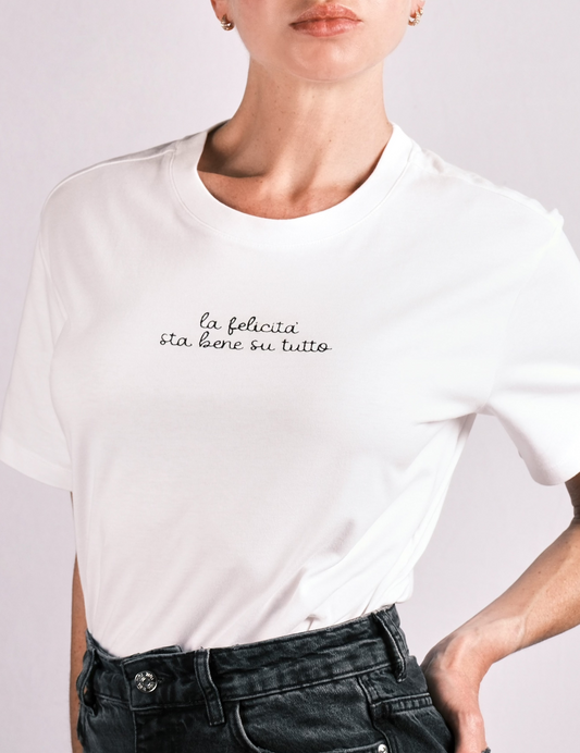 T-shirt “LA FELICITÀ STA BENE SU TUTTO" | Scopri la felicità à-porter