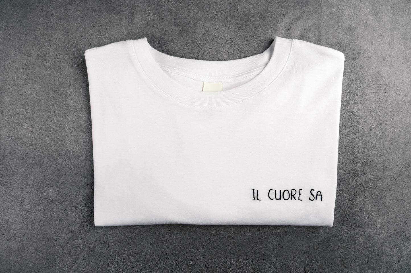 Dettaglio T-shirt “CI VUOLE CORAGGIO”, la maglietta in 100% cotone è ricamata con la scritta "ci vuole coraggio"