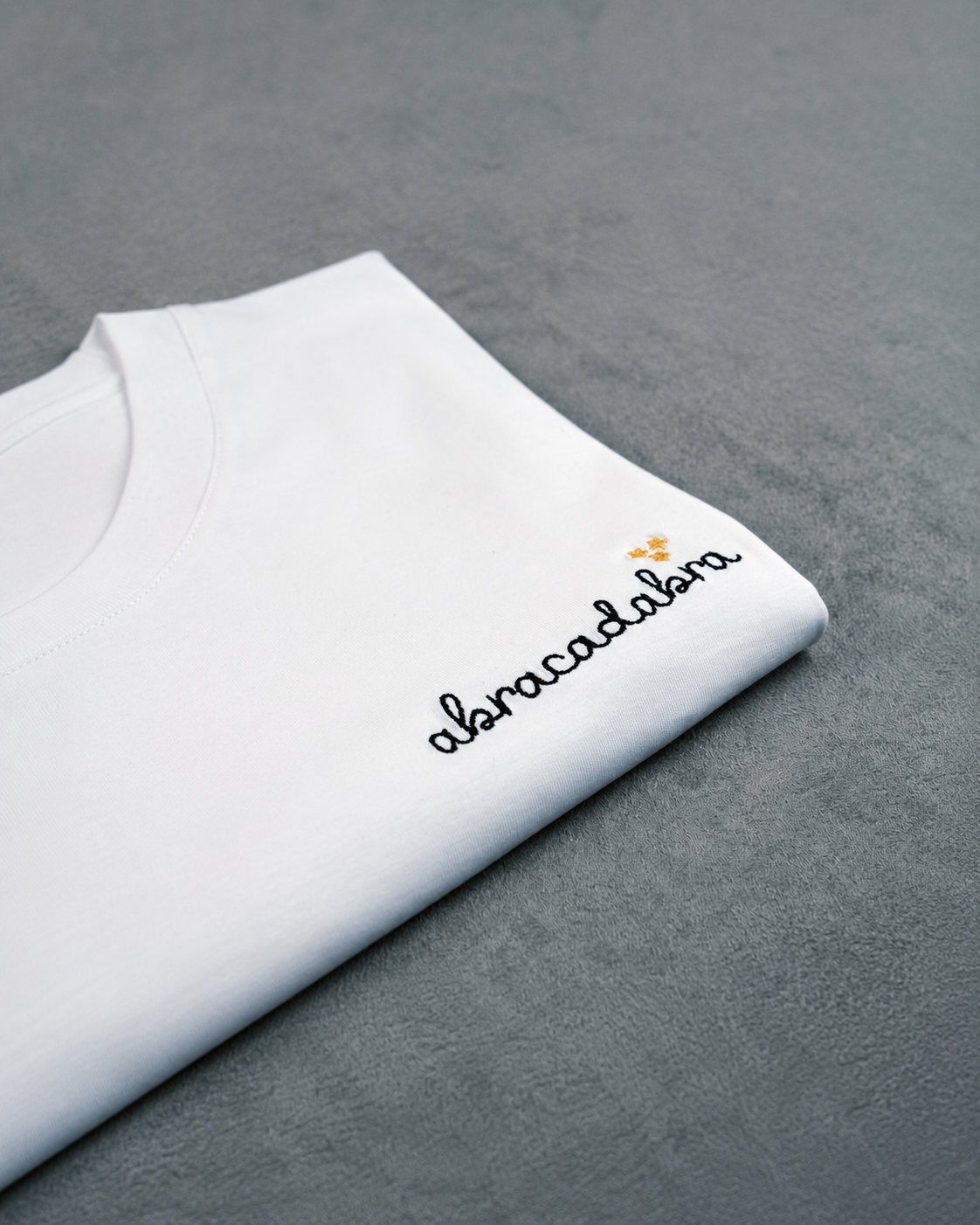 SALDI ❤️ | T-shirt “ABRACADABRA” | Scopri l’incanto delle parole