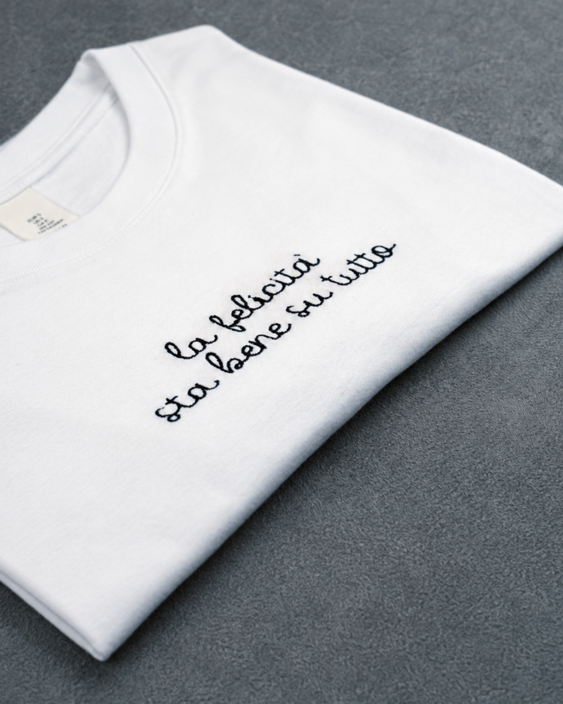 SALDI ❤️ | T-shirt “LA FELICITÀ STA BENE SU TUTTO" | Scopri la felicità à-porter |  SALDI ❤️