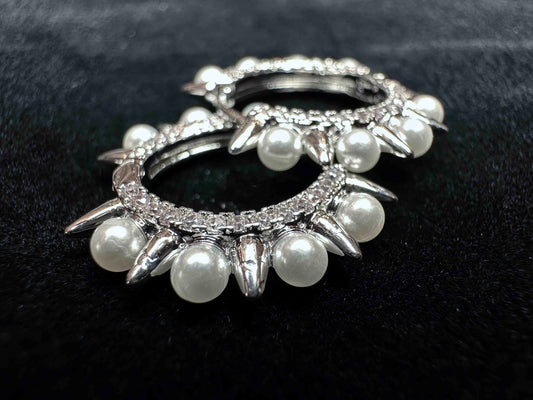 orecchini cerchio  perle strass borchie argento