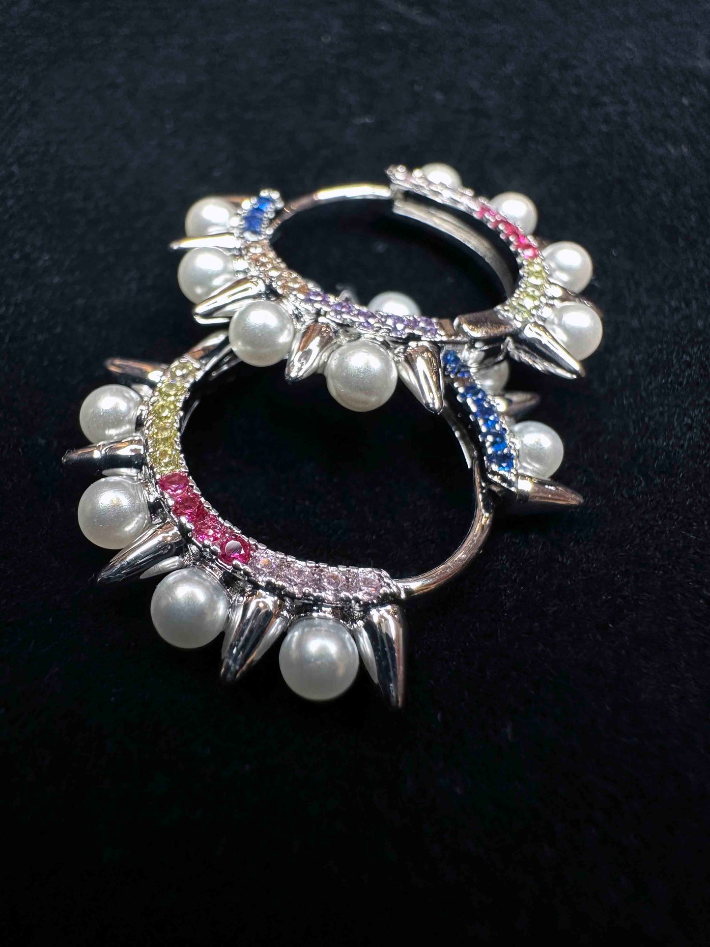 orecchini cerchio perle strass colorati borchie argento